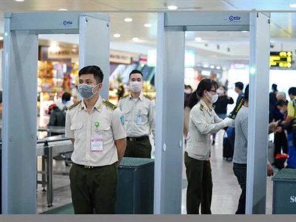 Khách đi máy bay bị phát hiện giấu ma túy trong cạp quần