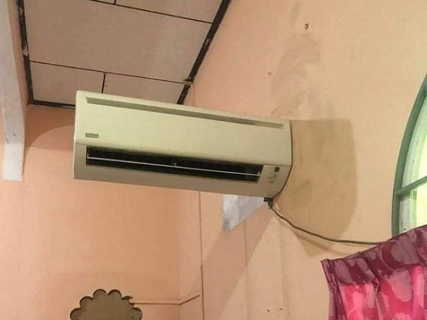 Lắp điều hòa kiểu trần đời có 1: Dàn lạnh chênh vênh trên tường chỉ trực rơi nhưng phản ứng của chủ nhà mới hài