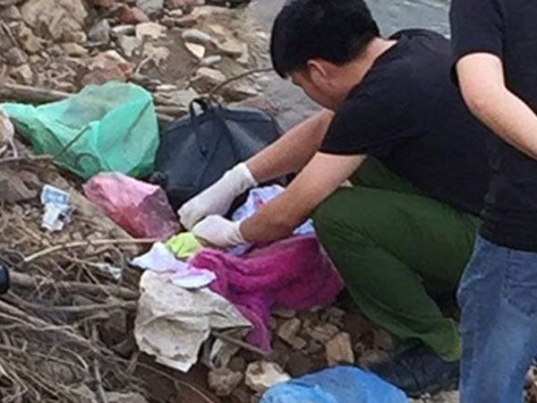 Thi thể bé sơ sinh trong balo của cô gái