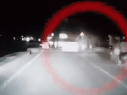 Video: Xin vượt 2 xe máy đi dàn hàng không được, ô tô bất ngờ tăng tốc húc văng cả đôi