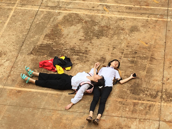 Bộ ảnh 'thi xong rồi' của đôi bạn thân gây bão mạng vì pose dáng lầy lội khó ai sánh bằng