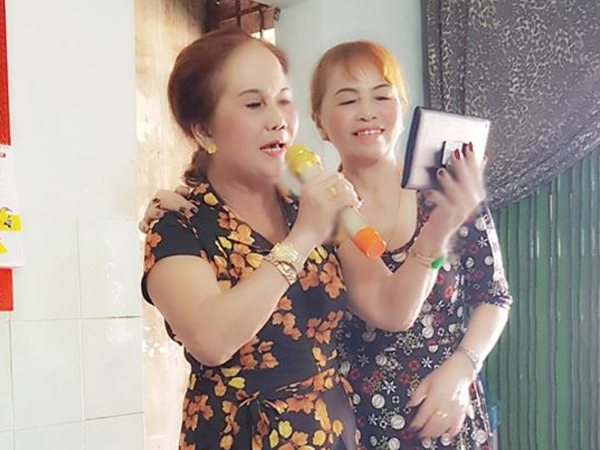 Cô dâu 65 tuổi bị bạn cũ bóc phốt, tiết lộ từ chuyện 'fan hâm mộ', 'người thứ 3', nhắc đến người đàn ông có tên ông Sáu