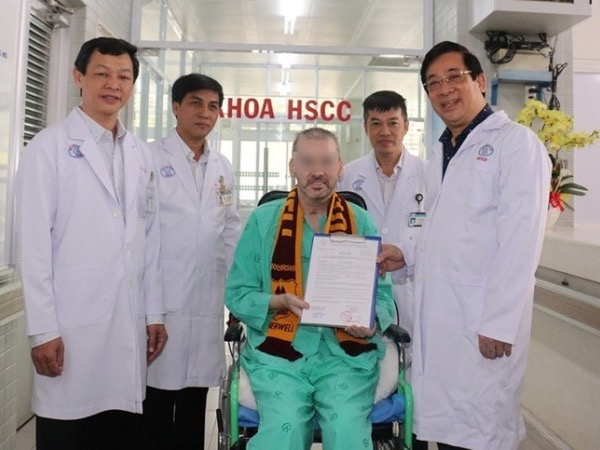 New York Times: 'Phi công Anh là biểu tượng chống Covid-19 ở Việt Nam'
