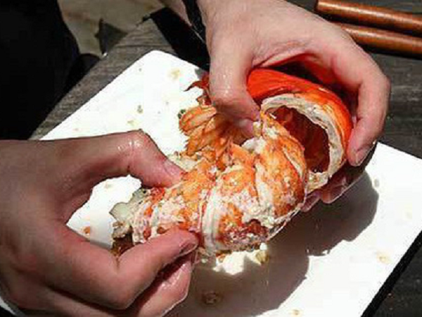 Đưa người yêu đi ra mắt nhưng chàng trai chỉ chăm chăm bóc tôm cho bạn thân là nữ, cô gái nổi giận bỏ về thì nhận được câu trả lời không thể ức chế hơn