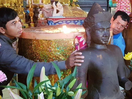 Hàng trăm người đến chùa lạy tượng đá phát hiện dưới ruộng