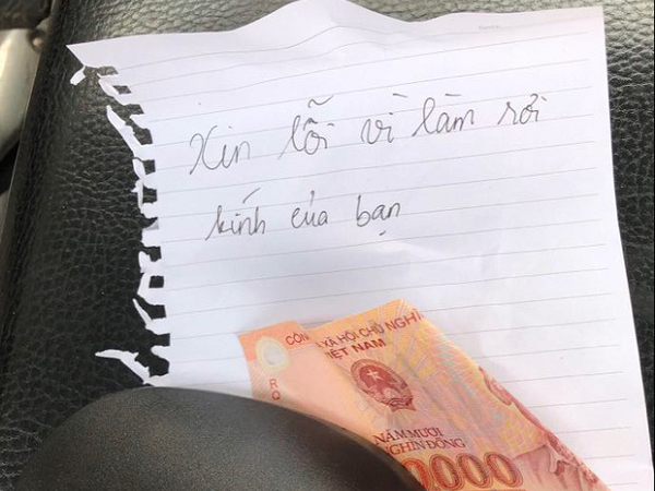 Đi học về thấy gương xe bị gãy, nam sinh nhận được lời xin lỗi không thể đáng yêu hơn của 'thủ phạm'