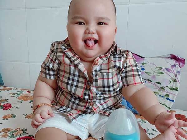 Mẹ trẻ khoe cảnh 2 con ngủ ngồi gật lên gật xuống, các mẹ thi nhau vào xin 1 điều