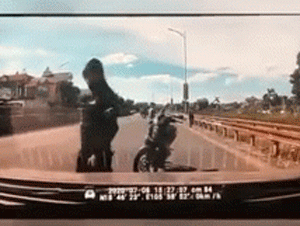 Video: Đèo bạn gái núp bóng xe tải tránh nắng, nam thanh niên cản đường, khiêu khích tài xế