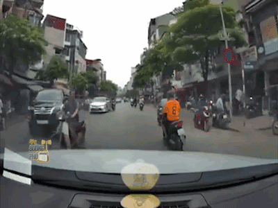 Video: Thanh niên ngã chắn đầu ô tô khiến tài xế 'đứng tim', camera bóc nguyên nhân thực sự