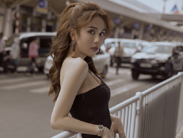 Ngọc Trinh khoe eo thon ngực đầy tại sân bay, đáp trả lời chê 'gầy trơ xương'