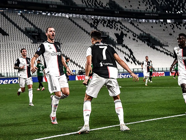 Chiếc giày Vàng châu Âu 2019/20: Ronaldo lên thứ 3, mơ đánh bật Lewandowski