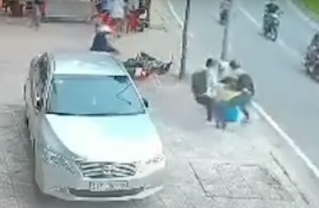 2 tên cướp xịt hơi cay, đâm người bị hại để cướp điện thoại ngay giữa phố Sài Gòn
