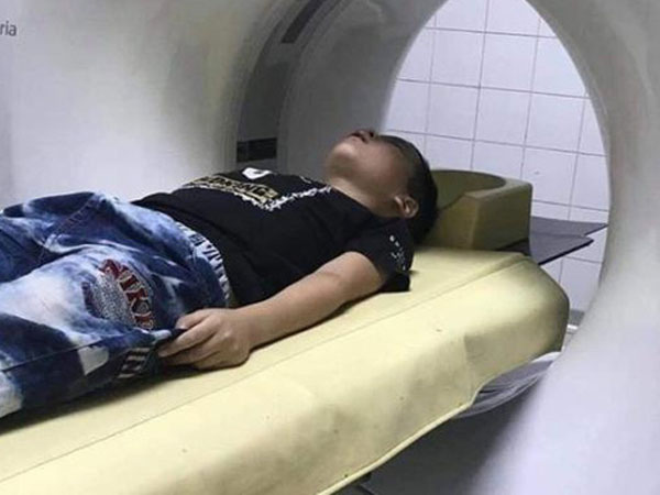 Vợ của người đàn ông hành hung bé trai lớp 1 để 'trả thù' cho con: 'Chồng tôi chỉ tát cháu sưng mồm thôi, cái gì cũng phải rõ trắng đen'