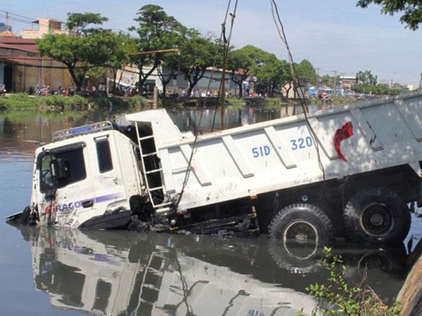 Ôtô tải đang chạy bất ngờ lao đầu xuống kênh Tàu Hủ, tài xế hoảng hồn tung cửa bơi vào bờ