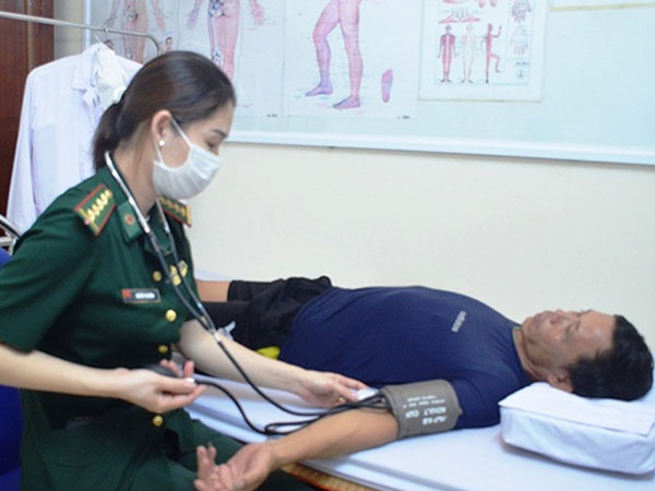 Tàu chở cát gãy đôi, 9 thuyền viên rơi xuống biển