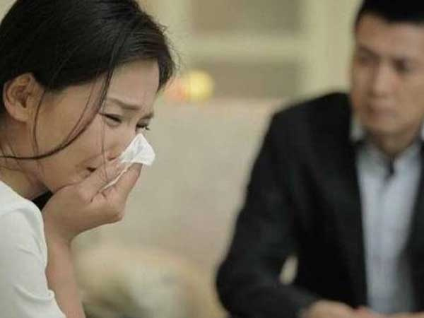 Thức cả đêm trông con ốm còn bị chồng mắng xối xả, cô vợ dửng dưng làm 1 việc nhưng khiến chồng hốt hoảng
