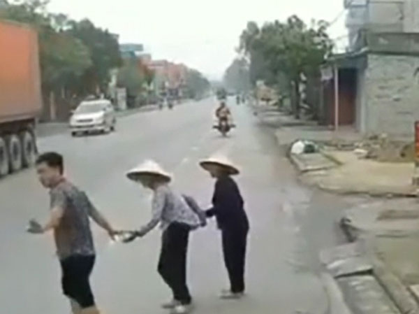 Thấy 2 cụ già ngẩn ngơ ven đường mãi mà không qua được, bác tài xế có hành động bất chợt khiến ai cũng ấm áp