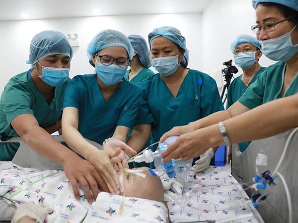 Ca mổ tách hai bé thành công