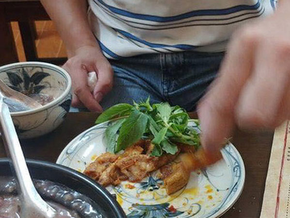 Buổi đầu hẹn hò mà mặc quần đùi áo phông, lại còn dùng tay bốc đồ ăn cho bạn gái, chàng trai bị block trong vòng '3 nốt nhạc'