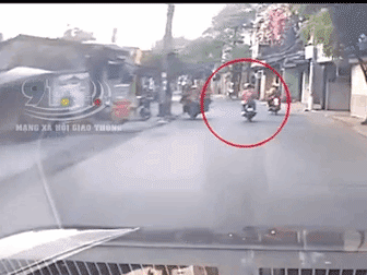 Video: Phanh gấp tránh đâm xe máy, cô gái đột ngột ngã văng, diễn biến sau đó mới kinh hoàng
