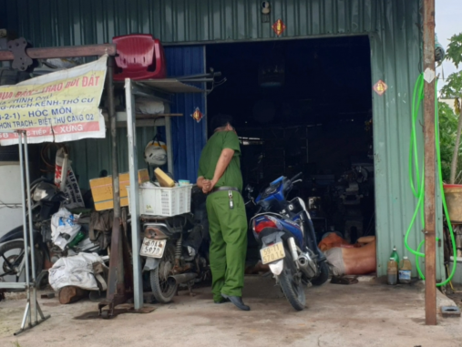 Gõ cửa mời mua vé số, phát hiện người bị điện giật tử vong