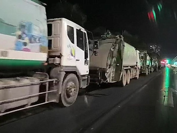 Xe chở rác xếp hàng dài 1 km trong đêm vì người dân Phúc Diễn lập chốt chặn