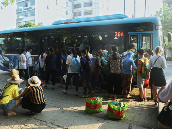 Ảnh: Người dân Hà Nội khổ sở chen chúc nhau lên xe buýt đi học, đi làm do số chuyến bị cắt giảm vì Covid-19