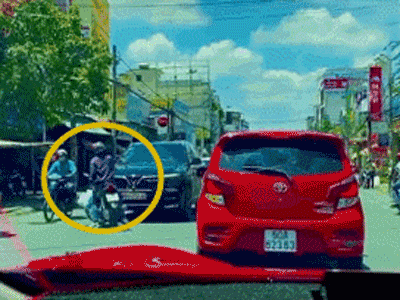 'Sa mạc lời' với hành động hài hước của người phụ nữ, đi sai luật, 'đấu' không lại thì giận dỗi đánh đầu xe