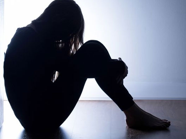 Bé gái 12 tuổi bị mẹ nuôi ép lấy người đàn ông 45 tuổi đã có 3 vợ, lý do đằng sau càng khiến mọi người xót xa