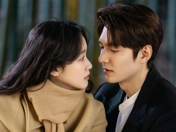 Lee Min Ho - Kim Go Eun lại bị soi hint hẹn hò: Đăng bài hát ẩn ý về tình yêu, ngày viết status cùng trùng khớp