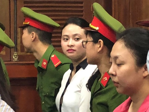 Ngọc 'Miu' tươi cười, Văn Kính Dương lầm lì hầu tòa