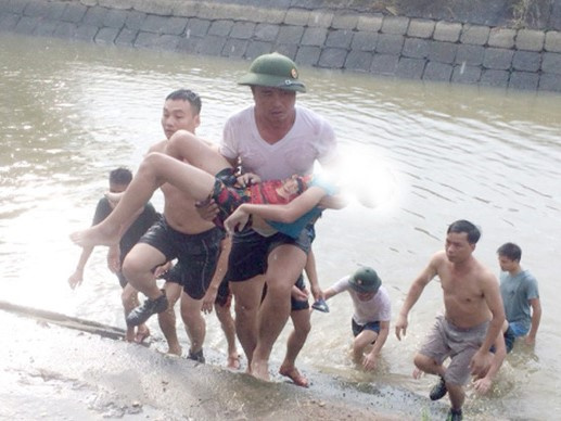 Hai anh em ruột tử vong dưới hồ nuôi tôm