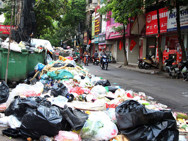 Ảnh: Rác chất thành đống, tràn ra khắp đường phố, nhiều người dân Thủ đô phải di tản vì phát ốm với mùi hôi thối