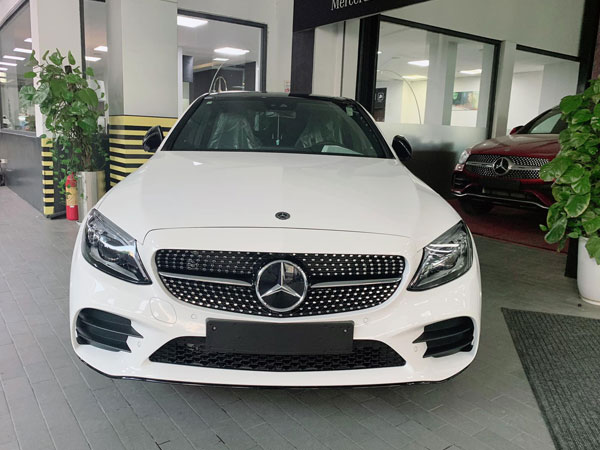 Mercedes-Benz C 300 AMG 2020 về đại lý: Thêm trang bị gây tranh cãi, giá 1,939 tỷ đồng