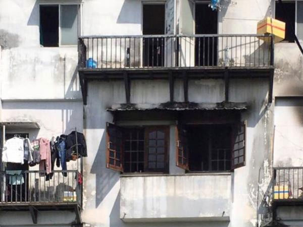 6 người mắc kẹt trong đám cháy khu trọ 5 tầng