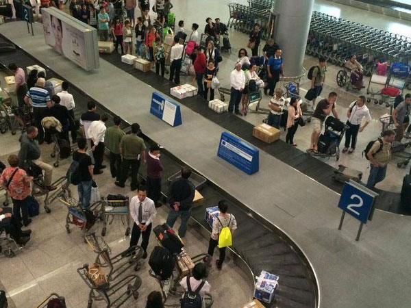 Nữ hành khách bị túm tóc, đánh ngay tại băng chuyền hành lý sân bay Tân Sơn Nhất