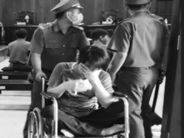 Đạo chích day dứt đem trả tài sản đã ăn trộm, ra tòa khóc nức nở