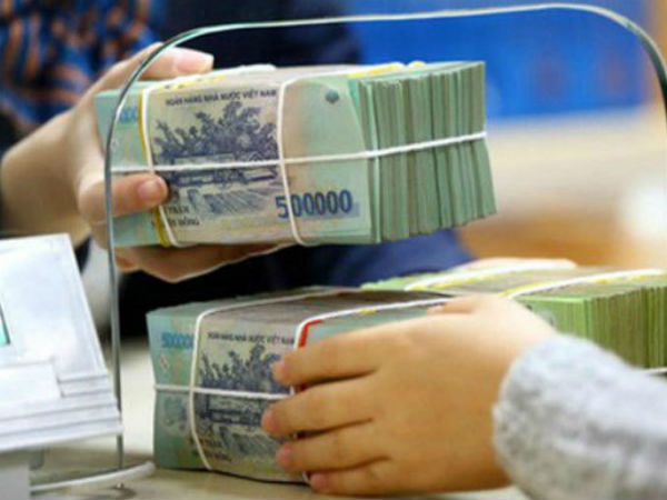 Đồng loạt hạ lãi suất xuống mức thấp kỷ lục, ôm tiền xót ruột