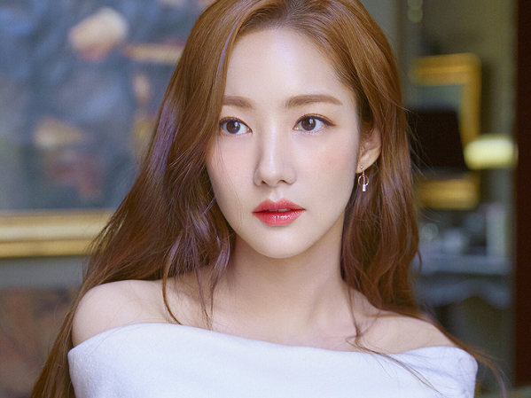 Đẹp sang chảnh nhưng Park Min Young chỉ dùng son dưỡng bình dân chưa đến 100k, chị em mua theo ngay thôi!