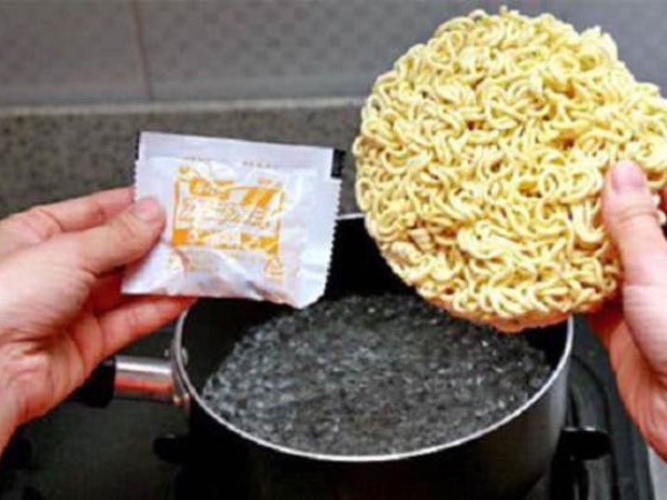 Đảm bảo 99% chị em chưa biết: Nấu mì ăn liền thì cho gia vị hay mì vào trước và cách nấu mì ngon chuẩn vị
