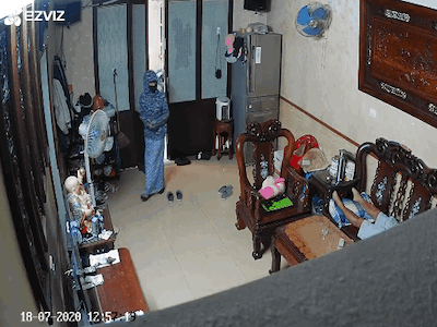 Video: Vào mua trà tắc thấy ông chú ngủ say, nữ "ninja" cuỗm hết tiền của người bán hàng