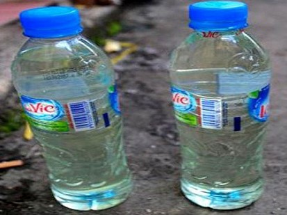 Bé 16 tháng tuổi nhập viện cấp cứu vì uống nhầm dầu hỏa trong chai nước giải khát