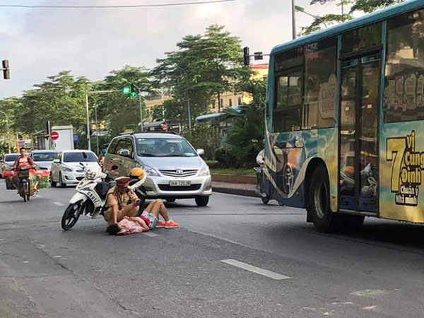 Hà Nội: CSGT cứu người phụ nữ qua cơn nguy kịch do tự ngã xe đạp