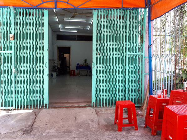 Nghi án 2 cháu 'ngáo đá' chữa bệnh cho bà nội bằng cách đánh đập, trùm áo mưa đến chết