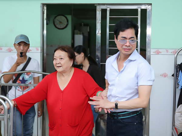 Ngôi sao có cát xê cao ngất đến mức Hoài Linh phải e dè nhận chu cấp, nuôi dưỡng hằng trăm đứa trẻ