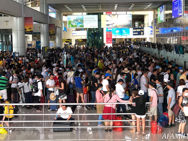 Ảnh: 'Biển người' vật vã hàng tiếng đồng hồ chờ check-in tại sân bay Nội Bài giữa mùa cao điểm du lịch