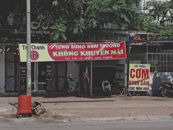 Thấy quán đăng bảng tưng bừng khai trương từ xa, hai anh chàng định bụng vào xem thử nhưng phải vội quay đầu xe vì chủ quán quá 'cao tay'