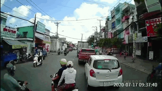 Clip: Đôi nam nữ nhanh chân bỏ chạy sau khi gây tai nạn liên hoàn