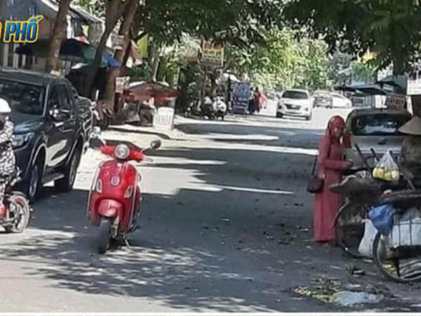 Chị gái trùm kín mít dừng xe giữa đường để mua trái cây - cảnh tượng khiến bao người ngao ngán