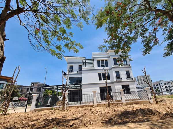 Hà Nội: Bàn giao nhà liền kề cao cấp nhưng... chưa có đường vào, khách hàng C2 Gamuda Gardens lại căng băng rôn đòi quyền lợi